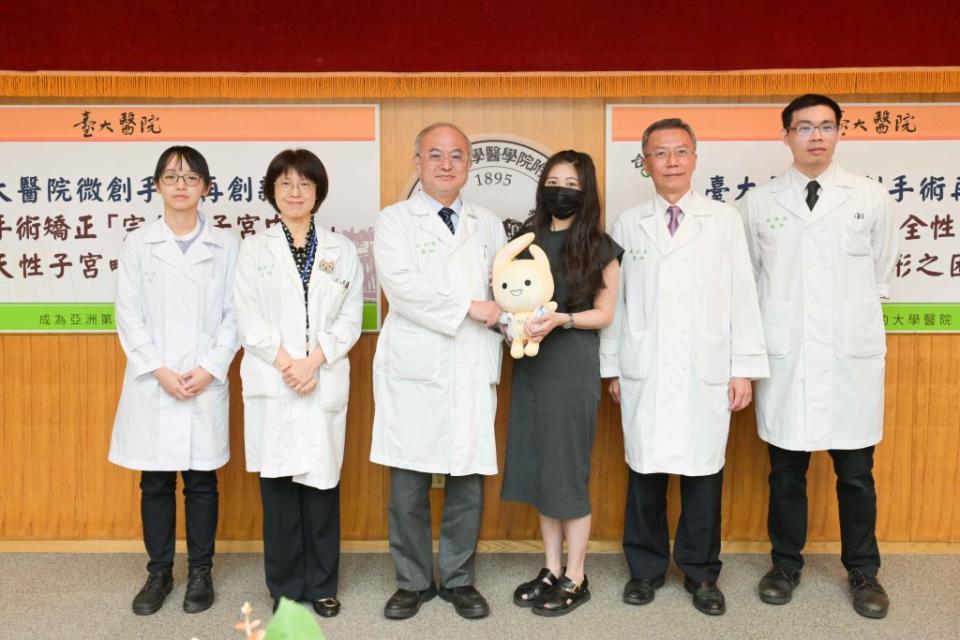 台大醫微創子宮鏡手術矯正「完全性子宮中膈」，解決先天性子宮畸形問題，成功讓33歲陳小姐順利懷孕。（台大醫院提供）