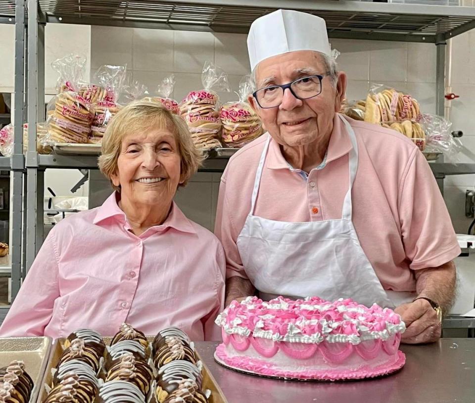 Osvaldo y Mercedes Mayoral, dueños de La Rosa Bakery, que atendieron el día a día de la dulcería y a sus clientes hasta el 2019.