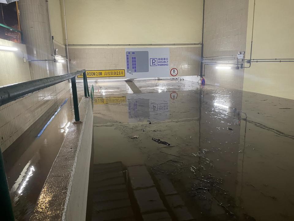 柴灣環翠邨停車場水位逼近兩米，場內車輛被淹沒。（相片來源：前東區區議員吳卓燁 Facebook ）