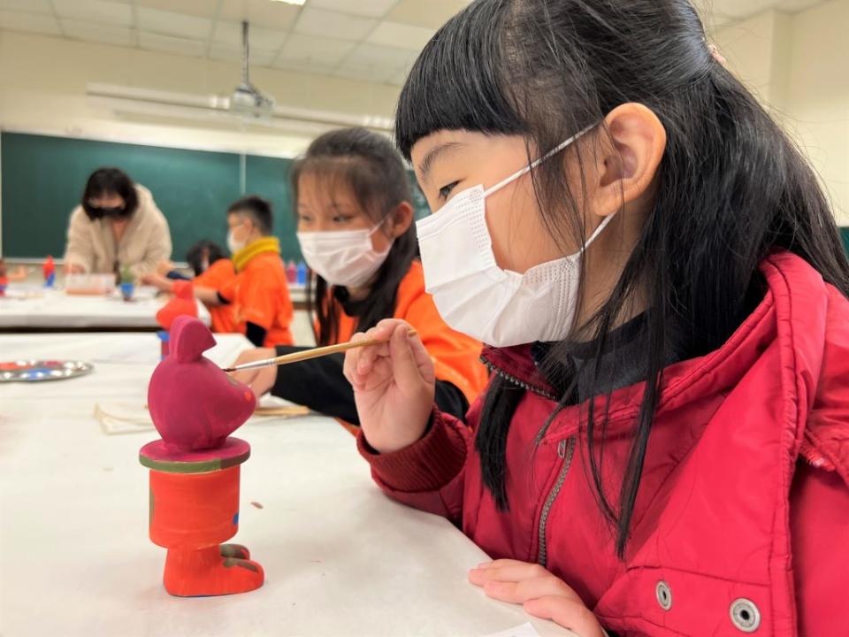 新北市立淡水古蹟博物館推出春節期間推出兔兒ＴＯＵＲ「尋古踏青」行程，帶領民眾走春。（記者吳瀛洲攝）