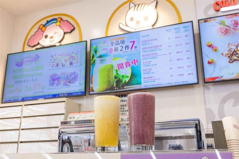 7-ELEVEN於辦公商圈、住宅區等14間門市引進的「果汁BAR」，販售超商獨家開發的果汁、果昔。（圖／超商業者提供）