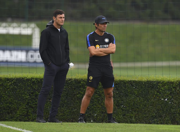 ...Y un día en el campo: "Sus méritos van incluso más allá de ganar el título después de una década y cortar la racha de la Juve. Él ha sido responsable también de valorizar a los jugadores, de reposicionar al club", cuenta Zanetti sobre Antonio Conte 