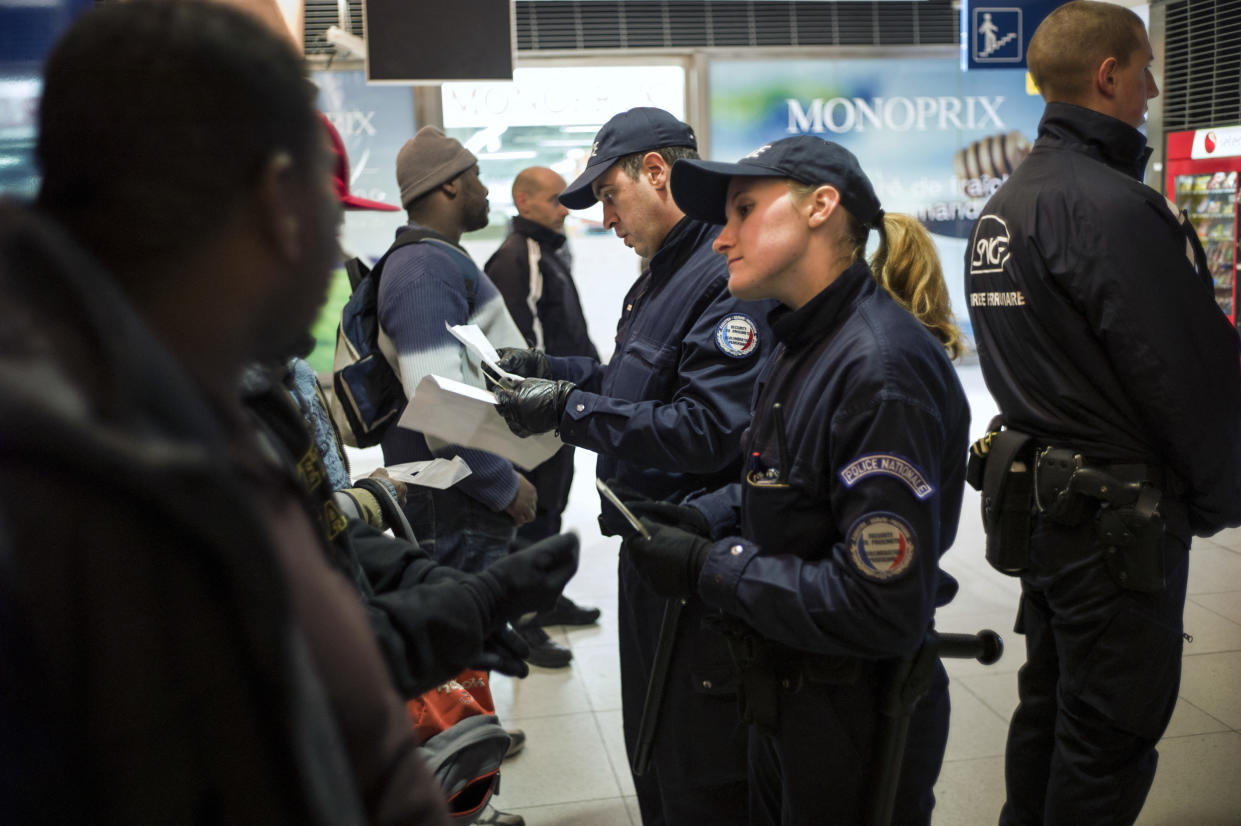 Contrôle d'identité Gare du Nord à Paris, en novembre 2012 / Photo d'illustration (Photo Fred DUFOUR / AFP)