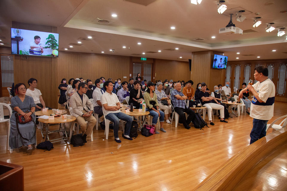 馮凱導演開拍前跟演員們分享到田野調查的心得。