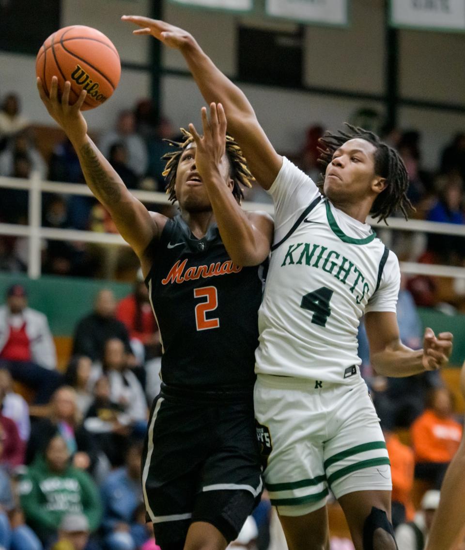 Richwoods' Tavie Smith (4) defends against Manual's Gerron Trapps in the second half Tuesday, Jan. 10, 2023 at Richwoods High School. The Knights defeated the Rams 70-54.