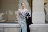 <p>In pastelligem Chic präsentierte Karlie Kloss den Fotografen kürzlich ihre Traummaße. Das Topmodel war anlässlich der Christian-Dior-Show in einen hohen hellblauen High-Waist-Rock mit Goldapplikationen geschlüpft, zu dem es eine durchsichtige Spitzenbluse zu schwarzem Träger-Top kombinierte. (Bild: Getty Images)</p>