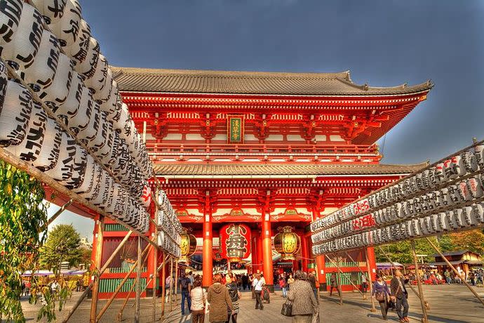 日本東京都政府為了讓民眾在疫情期間也能享受旅遊的樂趣，推出虛擬旅遊。圖為東京知名觀光景點淺草寺。（photo by pixabay）