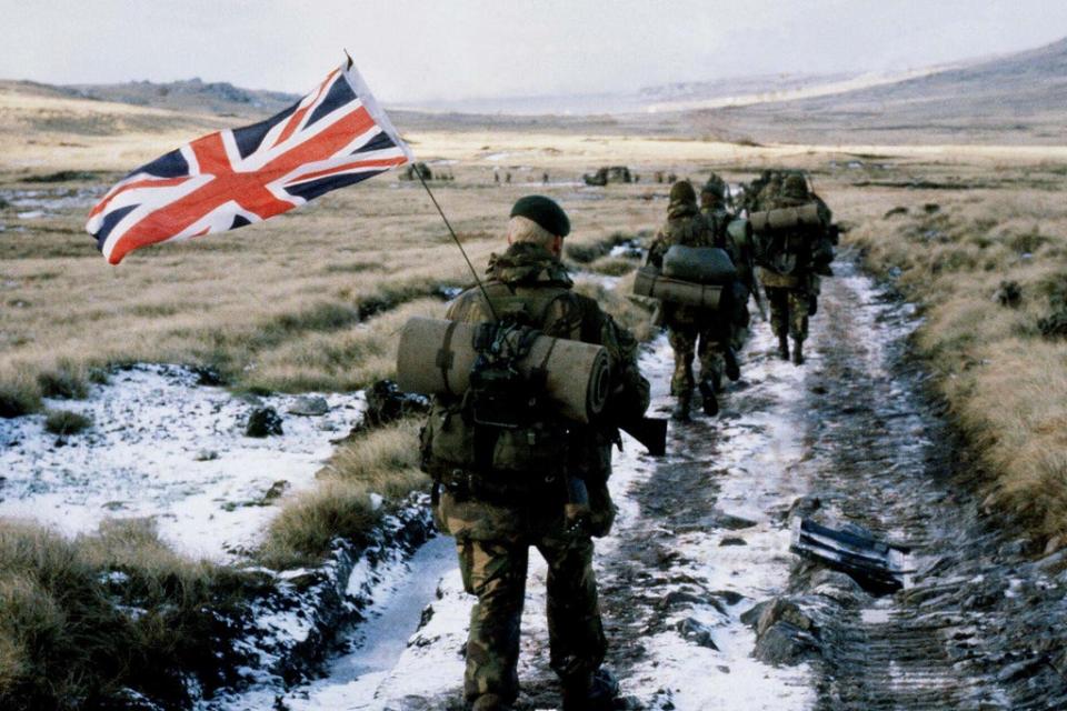 45 Commando Royal Marines approach Stanley after marching across the entire East Falkland (Apex)