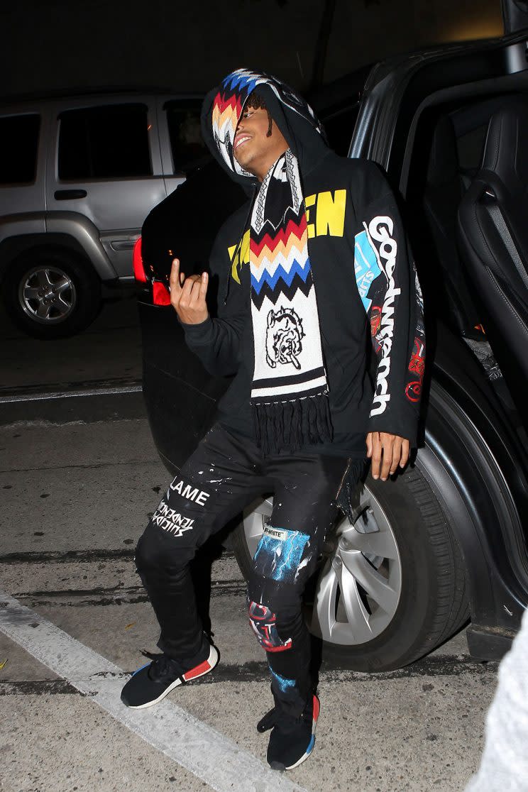 AG_159320 - West Hollywood, CA - Hollywood, CA - Jaden Smith was not in the mood for photos after dinner with friends at Craig's Restaurant in West Hollywood. The fashion forward 18-year-old used his colorful scarf to shield himself from photographers. Jaden struck a quick pose before he leaped into his Tesla Model X. (Photo: AKM-GSI)