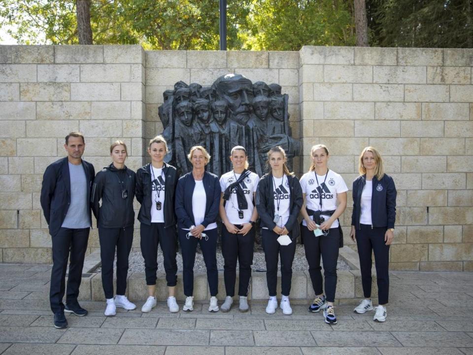 DFB-Frauen besuchen Holocaust-Gedenkstätte