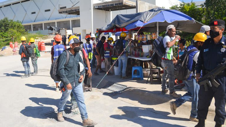 En los resorts de gran dimensión que se construyen en Isla Blanca, Cancún, trabajan más de 800 obreros, entre albañiles, plomeros, pintores, carpinteros, etcéctera. Foto: Alejandro Castro.