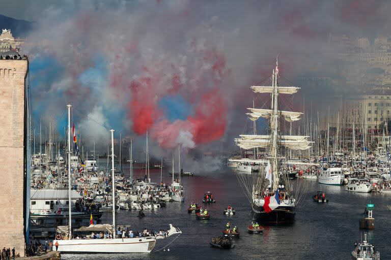 El velero Belem entrando en el Puerto Viejo de Marsella, portando la llama olímpica -con fuegos artificiales- durante la ceremonia de bienvenida 
