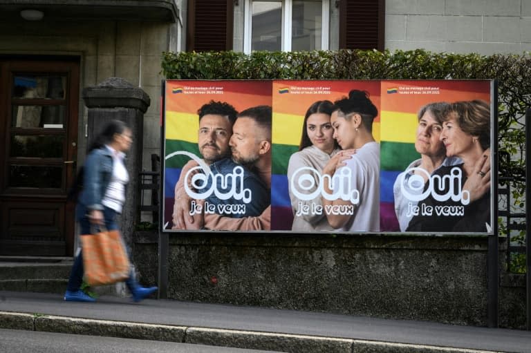 Affiches électorales pro-mariage pour tous à Lausanne, en Suisse, le 22 septembre 2021 - Fabrice COFFRINI © 2019 AFP