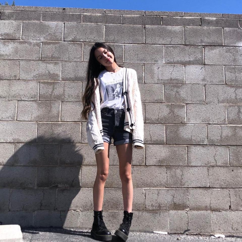 La adolescente está presente en Instagram, donde cuenta con más de cuatro millones y medio de seguidores. Allí comparte sus <em>outfits</em>, fotos de sus trabajos e instantáneas junto a sus amigos. (Foto: Instagram / <a href="https://www.instagram.com/p/CDKdMEbhLft/" rel="nofollow noopener" target="_blank" data-ylk="slk:@olivia.rodrigo;elm:context_link;itc:0;sec:content-canvas" class="link ">@olivia.rodrigo</a>)