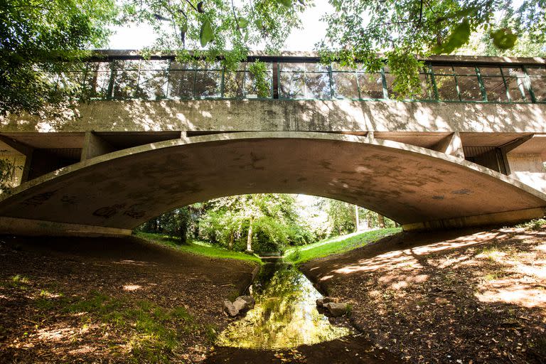 La Casa del Puente o Casa sobre el arroyo, ícono modernista que se puede visitar.