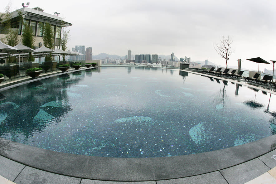 <b>Hotel Vier Jahreszeiten, Hongkong</b><br><br>Im Herzen des Zentral Distriks mit einem spektakulären Blick auf den Victoria Hafen steht dieser Pool im Hotel Vier Jahreszeiten in Hongkong für Sie bereit. (Bild: AFP/Laurent Fievet)