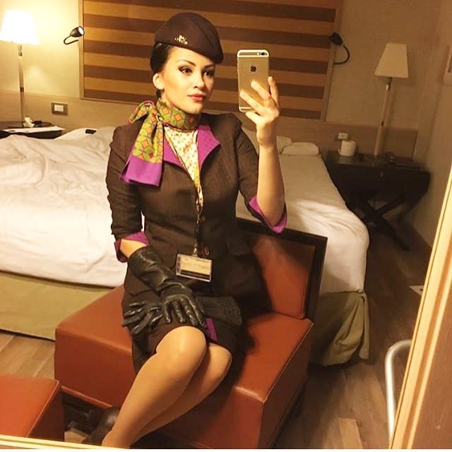 Die Glamourwelt der Stewardessen beginnt bei exotischen Destinationen und endet auch beim perfekten Look nicht. Diese Dame macht vor, dass man trotz Jetset nahezu perfekt aussehen kann.