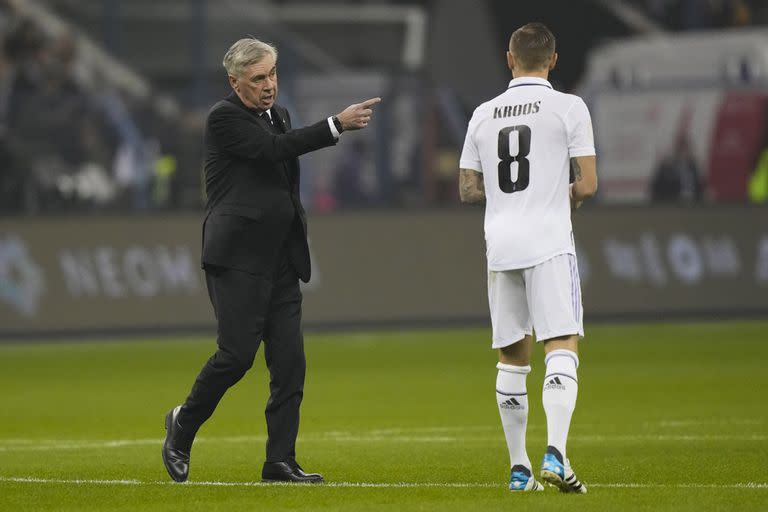 Carlo Ancelotti, dándole indicaciones a Kroos, volante de Real Madrid