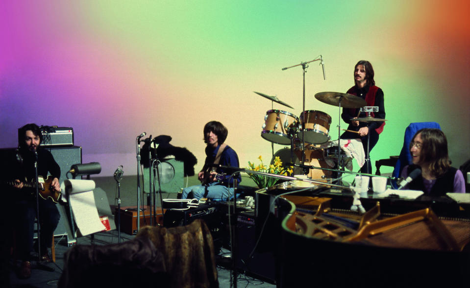 En esta imagen difundida por Disney+, de izquierda a derecha, Paul McCartney, George Harrison, Ringo Starr y John Lennon en una escena del documental de casi 8 horas producido por Peter Jackson "Get Back". (Disney+ vía AP)