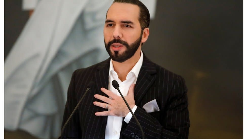 El presidente salvadoreño, Nayib Bukele, habla durante una rueda de prensa el 6 de junio de 2021