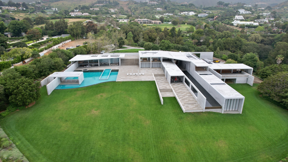 Beyoncé and Jay-Z purchase $200 Malibu mansion. (Photo: Backgrid)