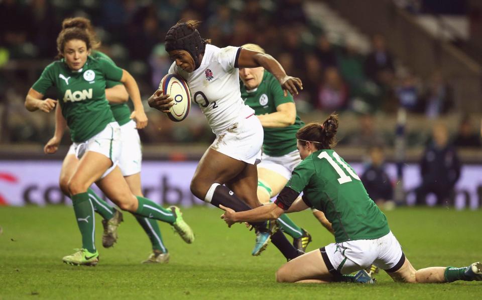 Maggie Alphonsi breaks the line