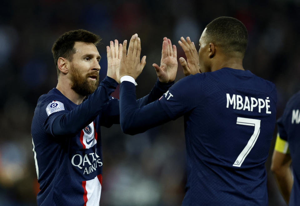 Los compañeros de equipo del Paris Saint Germain y los enemigos de la final de la Copa Mundial Lionel Messi y Kylian Mbappé  rompió el top 3. (Reuters/Gonzalo Fuentes)