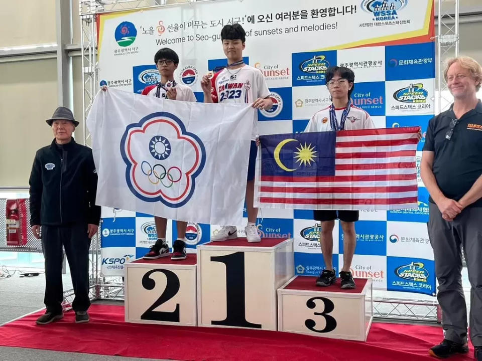 拿下16歲以下組雙人Cycle冠軍的鄢丞佑、陳家邦上台領獎時秀出中華奧會會旗。官方提供