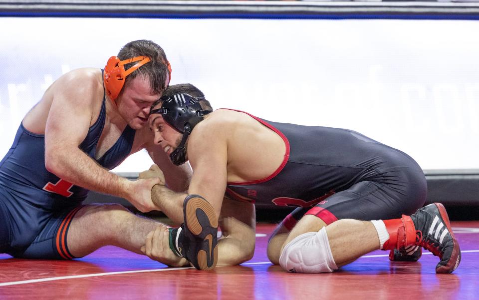 Rutgers' 184-pounder John Poznanski (right) tries to reel Illinois' Zac Braunagel back on the mat for a takedown during his 6-2 win Friday night that enabled him to remain unbeaten. Rutgers won the match 21-13.