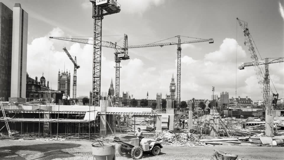 Construction of new blocks at St Thomas' Hospital in London. - Heritage Image Partnership Ltd/Alamy Stock Photo