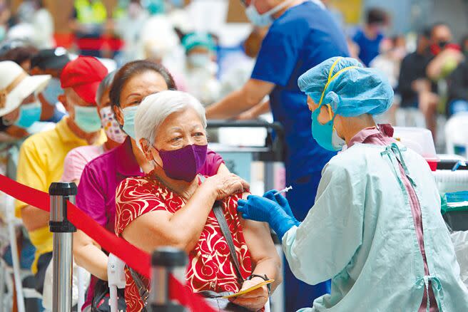 台北市長參選人陳時中在衛福部長任內強推高端疫苗EUA，如今通過逾1年，原承諾的保護效益報告遲未公布，在野黨批，高端恐沒效益才不敢公布。圖為民眾打疫苗示意圖。（本報資料照片）