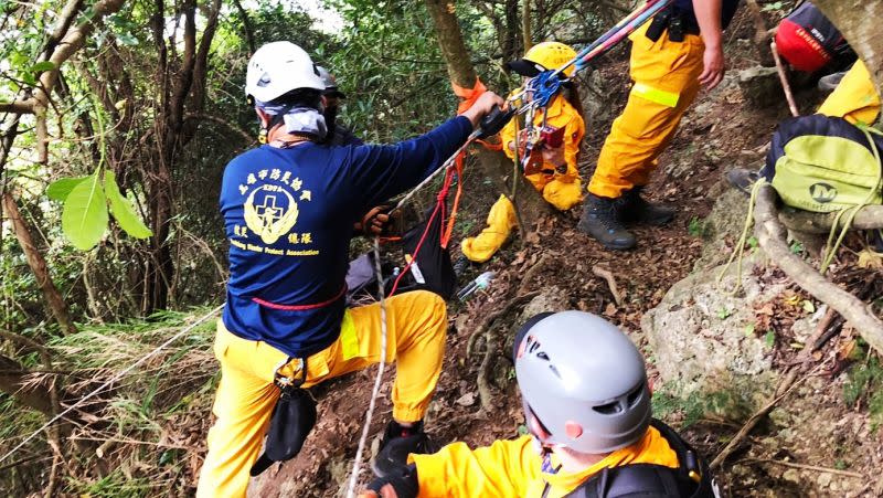 ▲中鋼運通傅姓主任疑登柴山失蹤，警消人員及民間搜救隊總動員搜山目前為止仍無進一步消息。(圖／高雄市防災協會理事長王大偉提供)