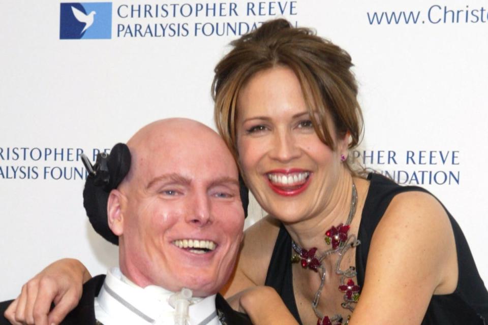 Christopher Reeve dan istrinya Dana menghadiri Christopher Reeve Paralysis Foundation Gala di New York pada tahun 2003 (Getty Images)