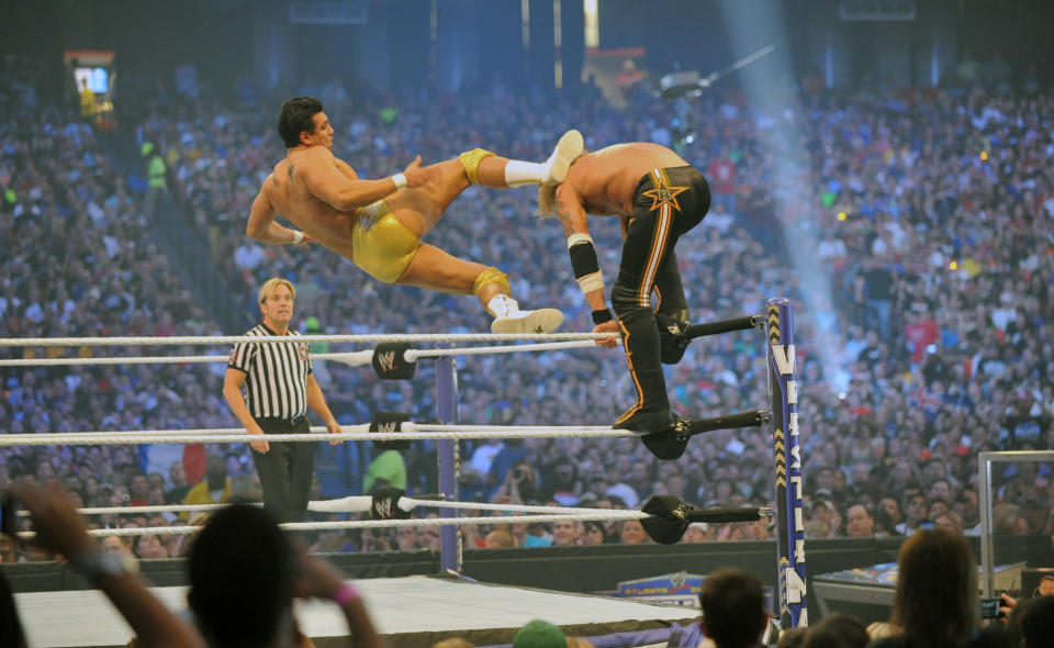 Alberto del Río enfrentando a Edge en WrestleMania 27. (Photo by Moses Robinson/Getty Images)