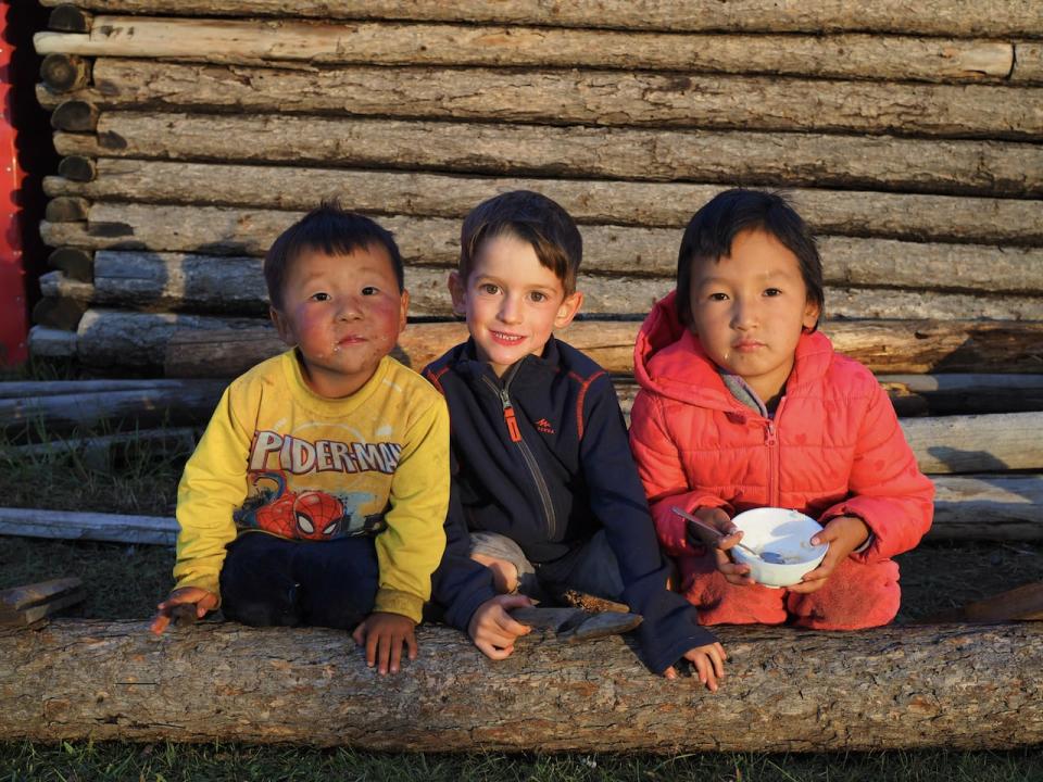 Laurent became friends with Mongolian children near the Orkhon Falls.