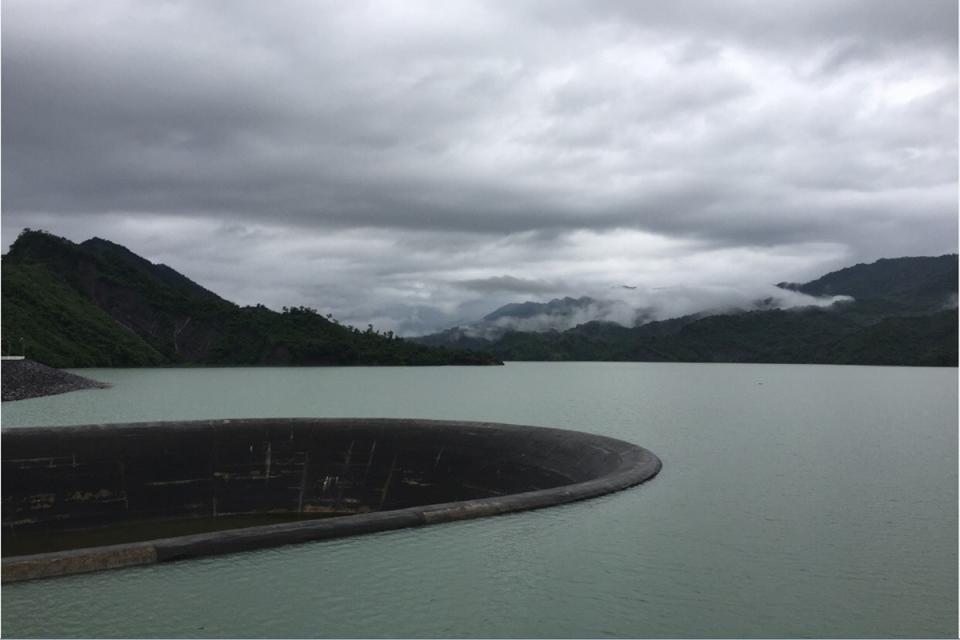 台南雨勢不斷， 南化水庫蓄滿溢流。（檔案照） 