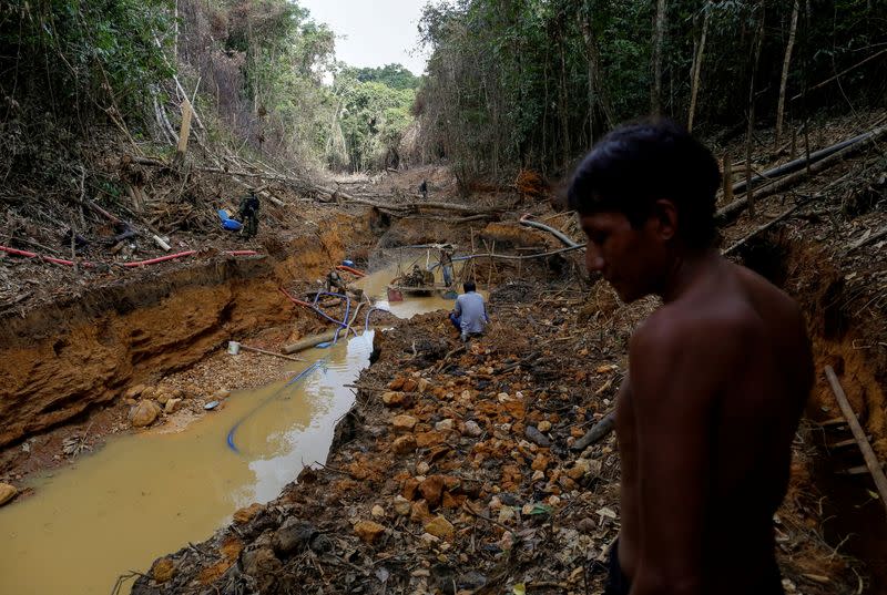 IMAGEN DE ARCHIVO. Un indígena Yanomami sigue a agentes de la agencia mediambiental durante una operación contra la minería ilegal de oro en tierras indígenas, en el corazón de la Amazonia, en el estado de Roraima, Brasil