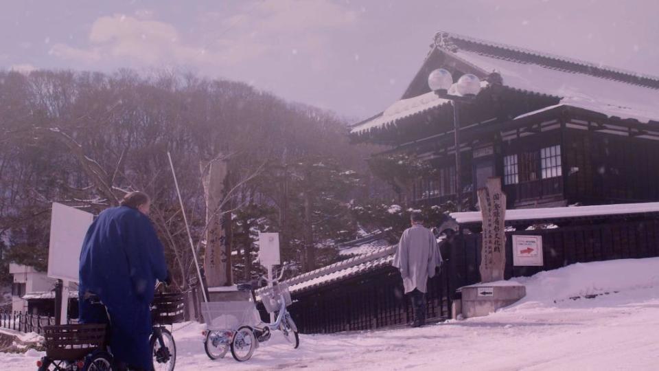 傑哈德巴狄厄穿著和服，在北海道大街騎單車，體驗道地日本生活。（圖／天馬行空提供）