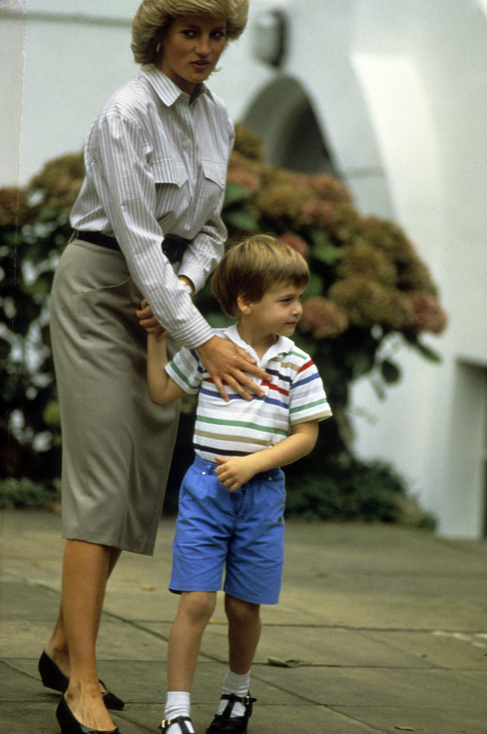 LONDON, UNITED KINGDOM - SEPTEMBER 16: Prince William and his mother Diana, Princess of Wales, at Mrs Mynor's Nursery School in Chepstow Villas on September 16,1987 in London, England. (Photo by Anwar Hussein/Getty Images).