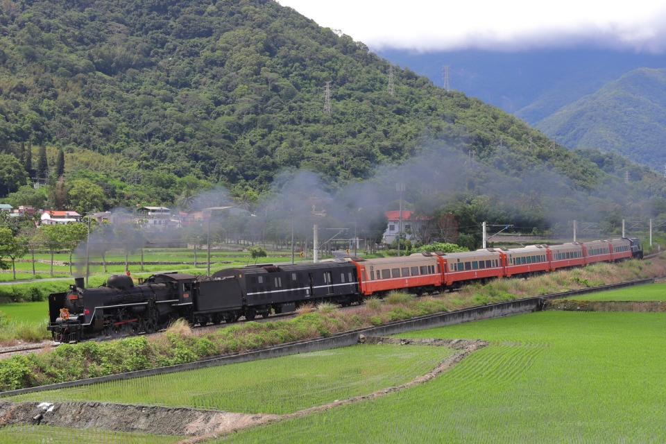 台鐵「仲夏寶島號」將於7/13啟航，台鐵公布24個拍攝點邀鐵道迷捕捉蒸機女王與美景融為一體的畫面。台鐵提供