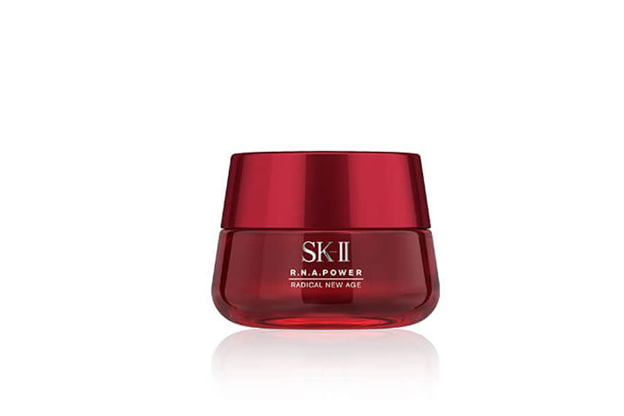 <h3>SK-II R.N.A.超肌能緊緻活膚霜</h3> <p>此罐也是許多保養控經常用到空的「空瓶」清單中，潤而不膩的乳霜質地一抹即化開，一覺醒來的肌膚，不僅柔嫩而且充滿朝氣，更具水潤光澤。50g NT.3,480</p> <cite>ELLE</cite>