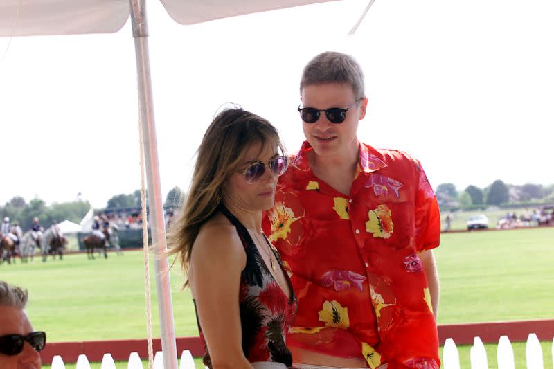 Elizabeth Hurley mit dem damaligen Freund Steve Bing im Jahr 2001. [Foto: Getty]