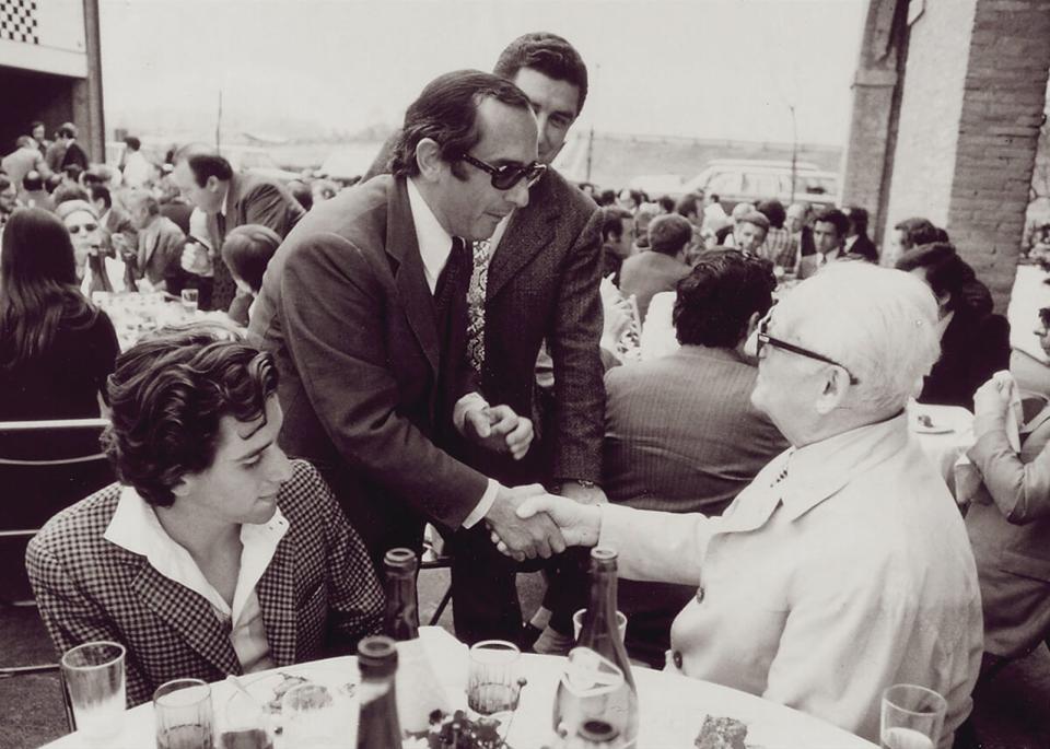 法拉利創辦人Enzo Ferrari （右）在1974年某個活動上接受Jack Heuer（中）的握手致意。