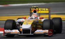 <p>Los malos resultados siguieron en 2009 y Renault decidió despedirlo mediada la temporada. Tras ello, el brasileño denunció que Briatore y el jefe del equipo, Pat Symmonds,le habían obligado a provocar un accidente en el Gran Premio de Singapur de 2008 para que saliera el coche de seguridad y ganara Alonso. (Foto: Victor R. Caivano / AP).)</p> 