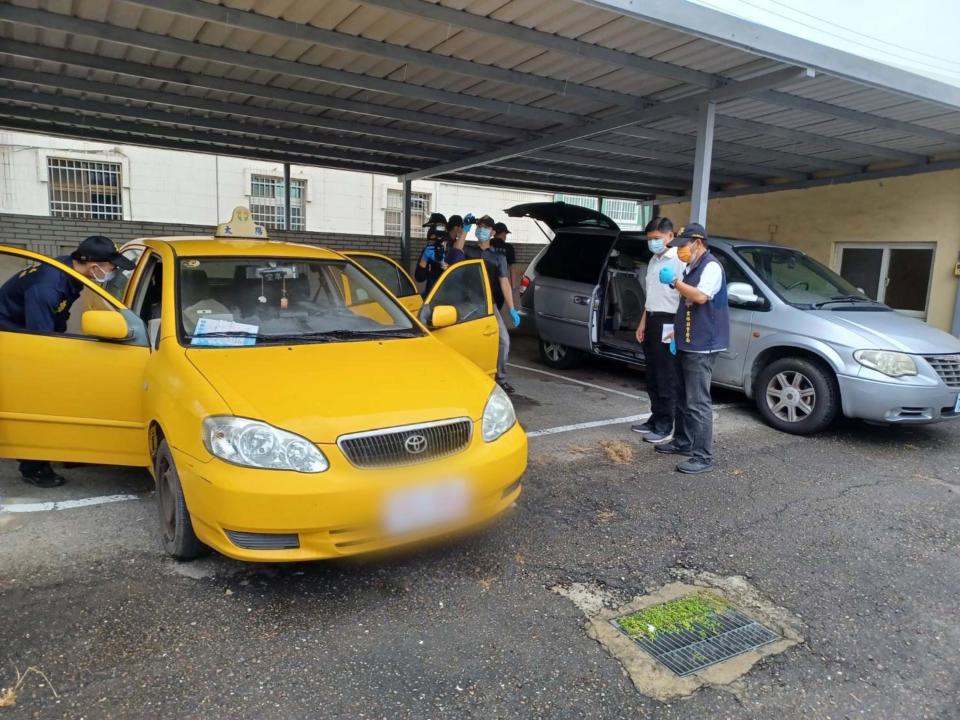 雲林縣西螺派出所13日發現某停車場內有輛可疑計程車，並在後車廂發現一具女屍，經查為失聯逾50天的58歲蘇姓女子。（中央社／警方提供）