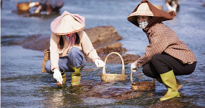 張瓊姿（右）與親生女兒郭思瑜（左）在海邊拍攝「採海菜」，卻遇到海水暴漲，嚇壞導演。（圖／公視提供）