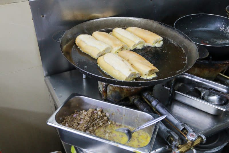 roti john - cooking the bread on pan