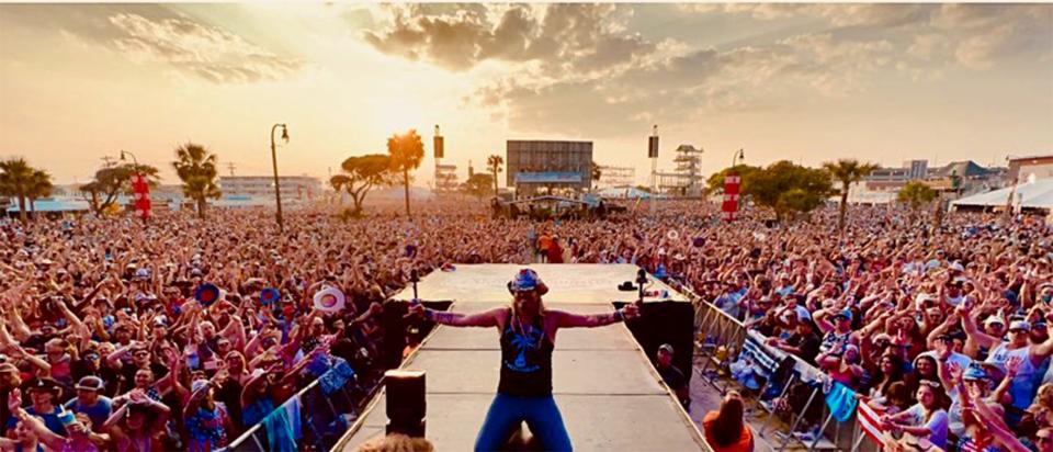 Bret Michaels wows crowds with a mix of Poison hits, new original singles and a few covers.