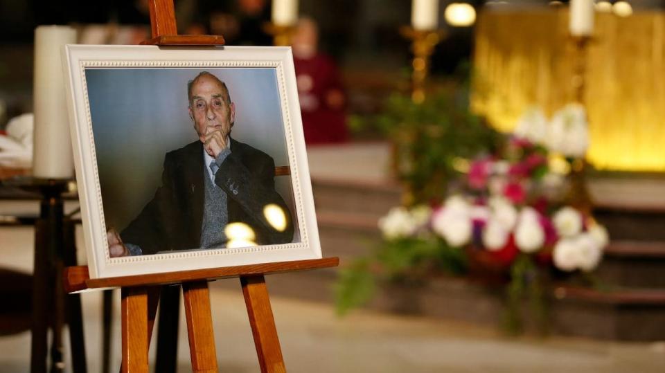 Une photo du père Jacques Hamel lors de ses funérailles. Le curé de 85 ans a été tué à Saint-Etienne-du-Rouvray par deux jihadistes le 26 juillet 2016. - CHARLY TRIBALLEAU / POOL / AFP