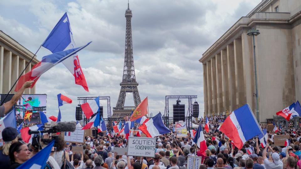Demonstranten nehmen in Paris auf der «Droits de l'homme»-Esplanade am Trocadero-Platz an einem Protest gegen die Impfpflicht für bestimmte Arbeitszweige und den von der Regierung geforderten obligatorischen Impfass teil.